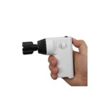 Enrollador automático de cuerdas de guitarra sujetado en la mano.