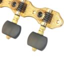 Detalle del Clavijero Premium Dorado para Guitarra Clásica, mostrando la calidad del material y el diseño elaborado